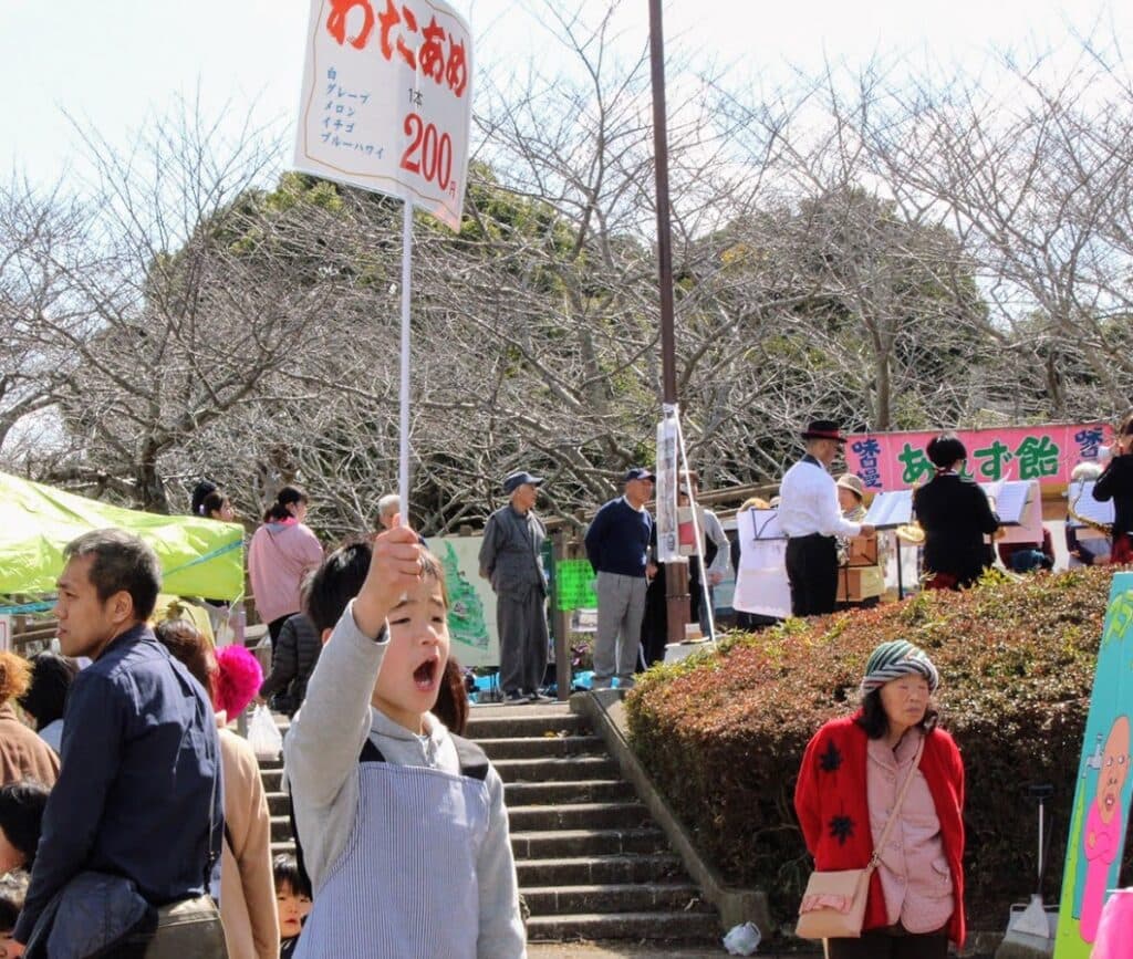 手持ち看板でアピールする子ども