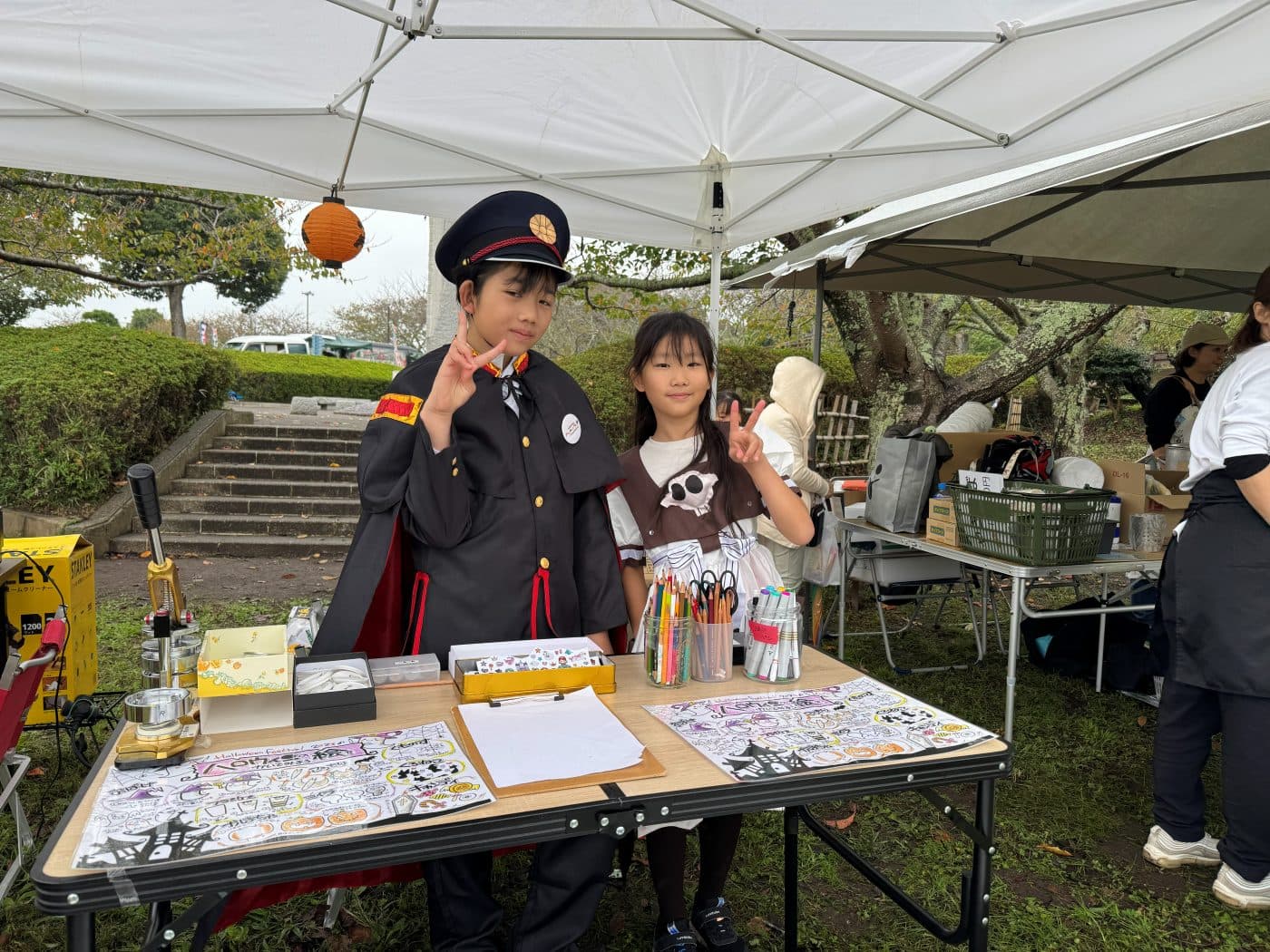 店番をする子どもたち